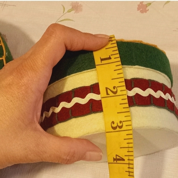 Set Of 2 Keepsake Gift Boxes Holiday Christmas Round Embroidery - Picture 8 of 11